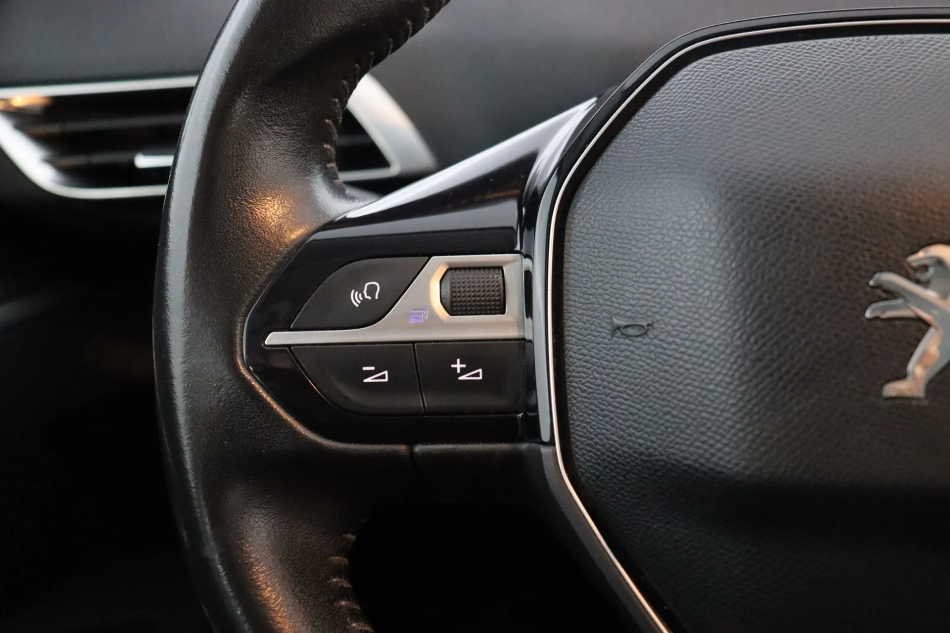 Car Image - 10R9JAeK5ljbLPHDAaTBMU