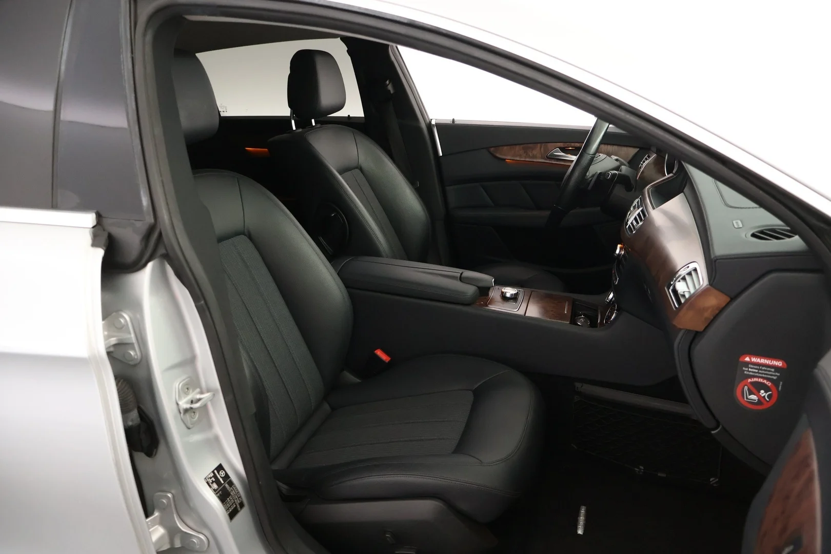 Car Image - IWH01pl2ke73DD8hporgu