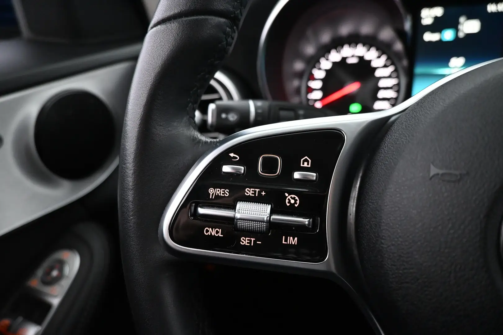 Car Image - 5VJUoan3R2eJA8A6WUd6Ev
