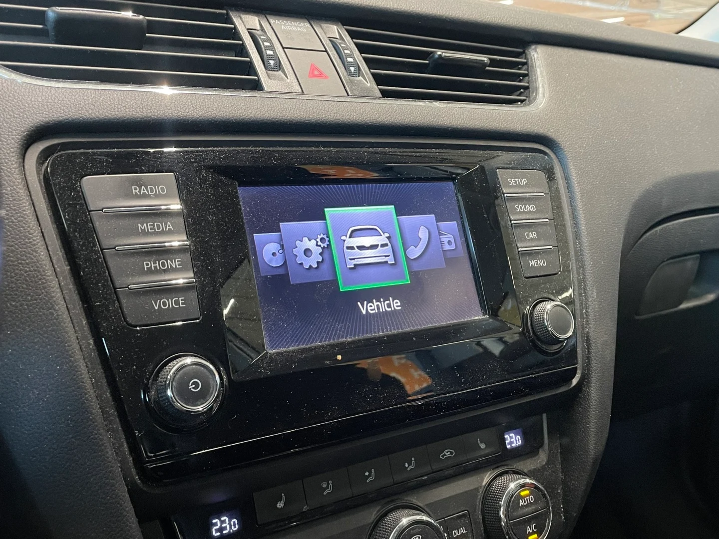 Car Image - 1GebavLqo5kndAcIWuF0C8