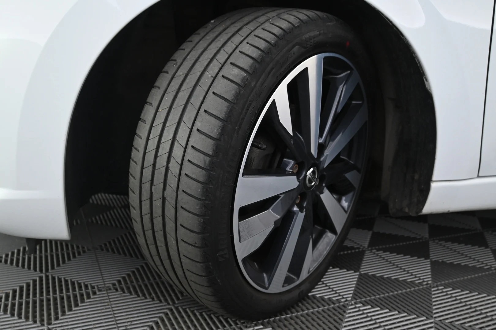 Car Image - 7z3uVVXJHhWO2Jc8QPwScZ