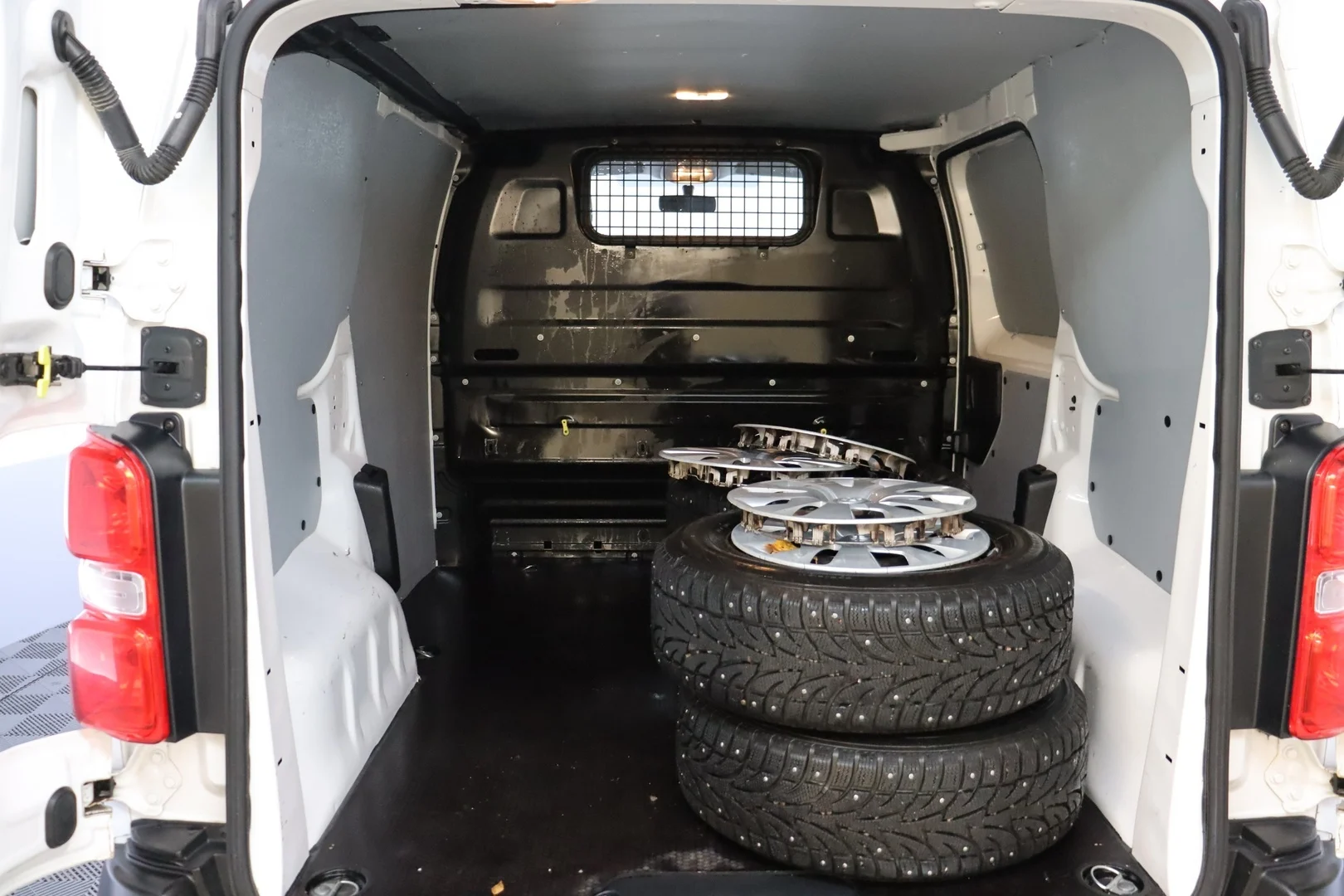 Car Image - 2Uc8mTvwV50AUd4YVtIEWT