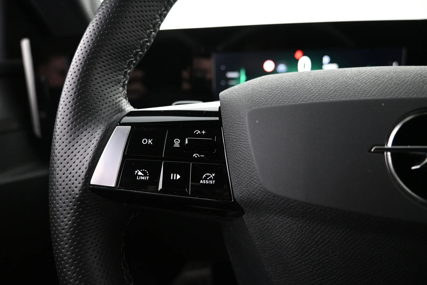 Car Image - oAJ9qpySy96LXucEzympd