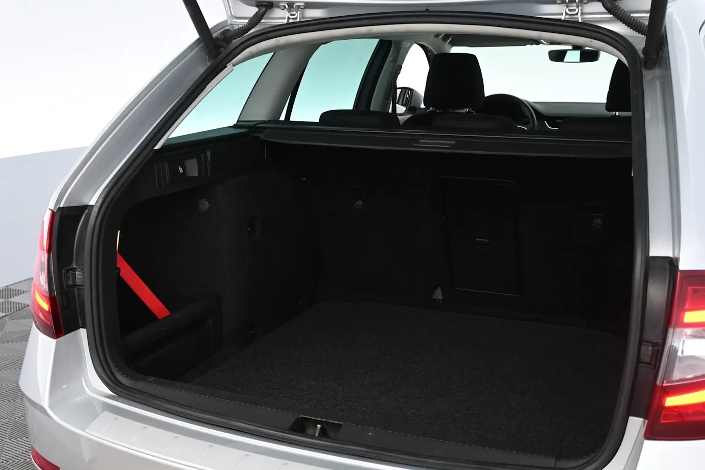 Car Image - 2SaPg6IZUVKnWmLFuAOvNn