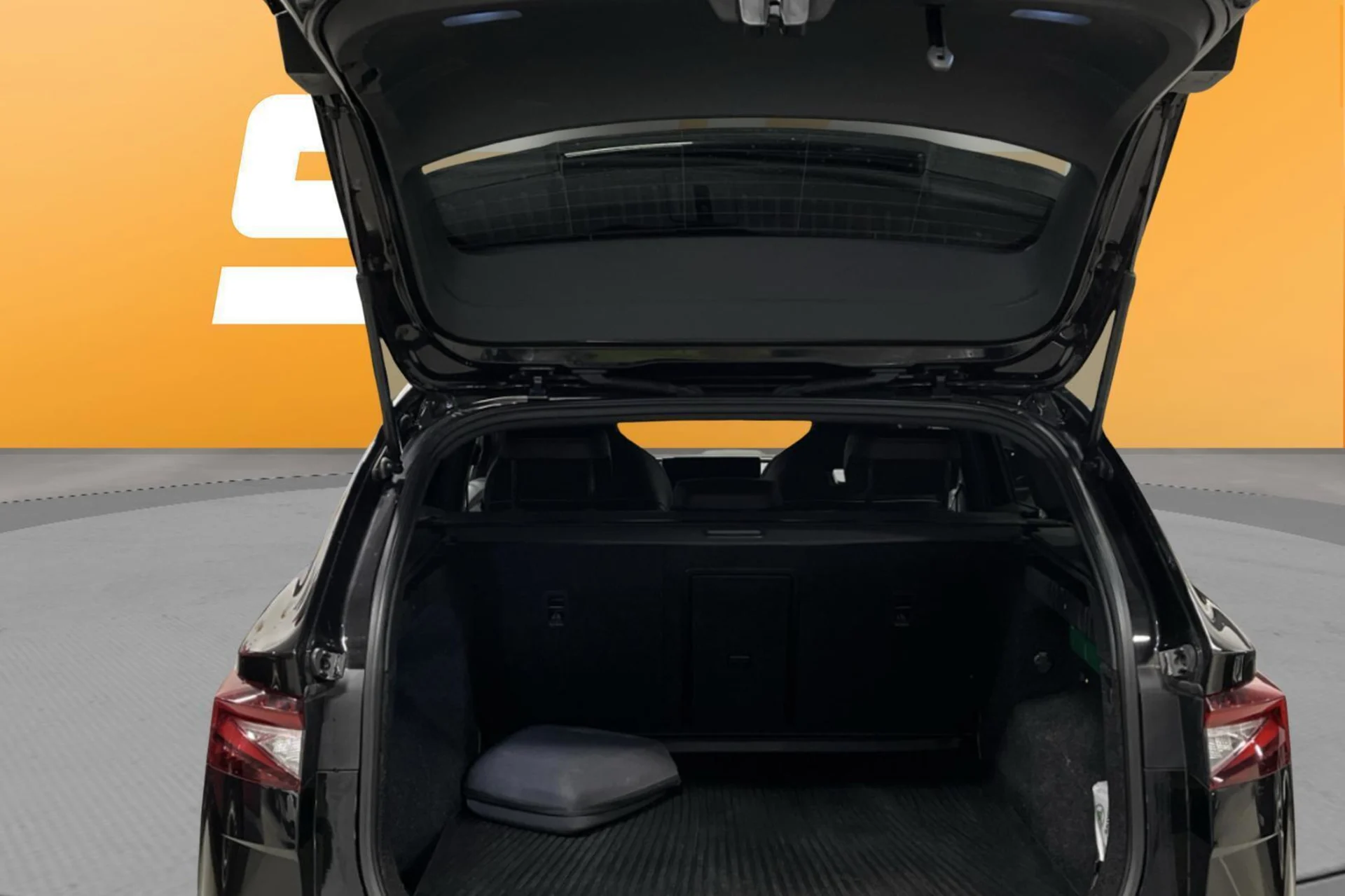 Car Image - RhSDozG6KC7AQYLxZsHZt