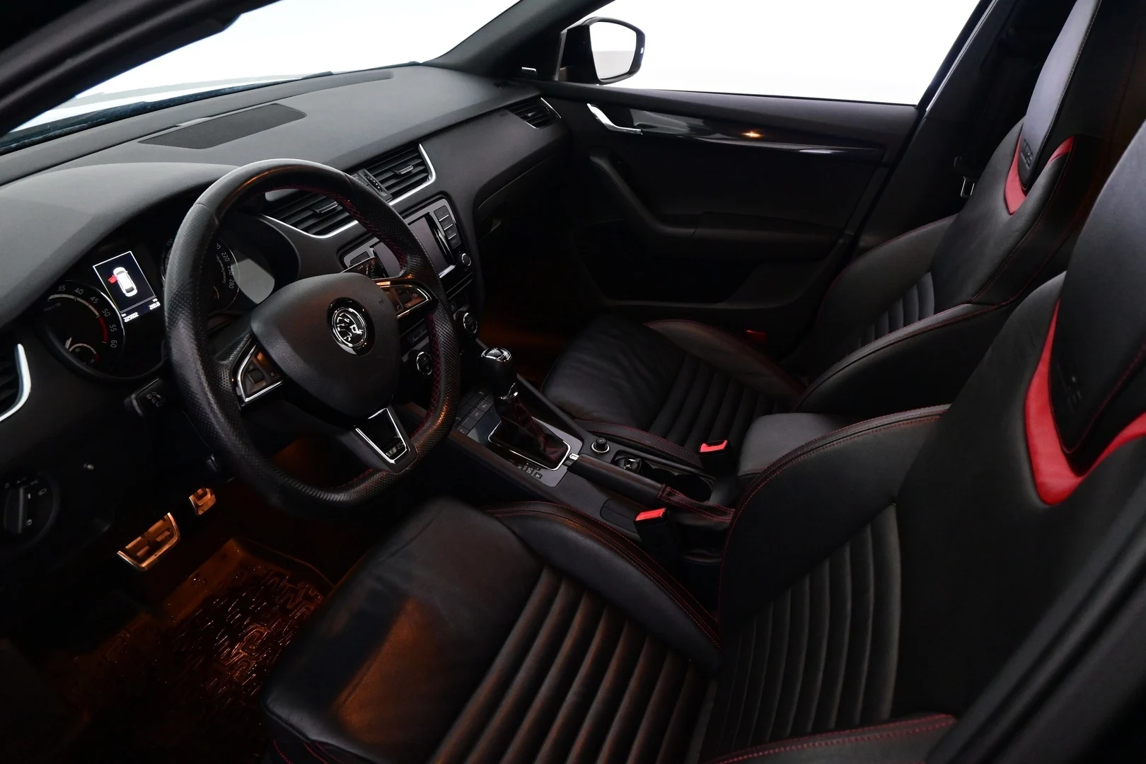 Car Image - Upl0ZjQlaDuxF1CVfor3o
