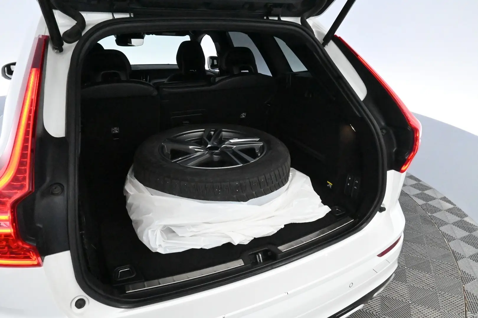 Car Image - 3JpudFtsEEdAkUsz4wIgm8