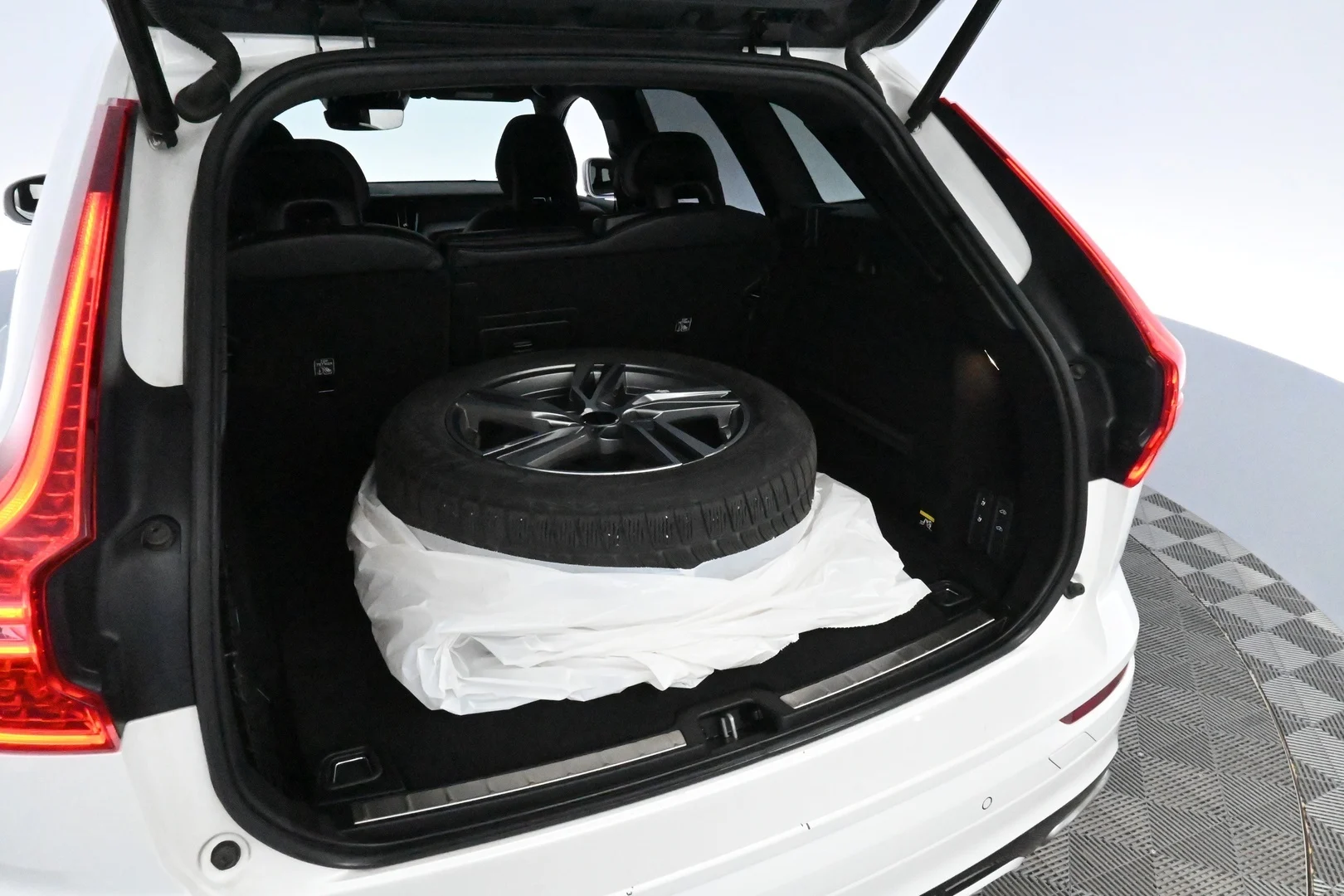 Car Image - 3JpudFtsEEdAkUsz4wIgm8