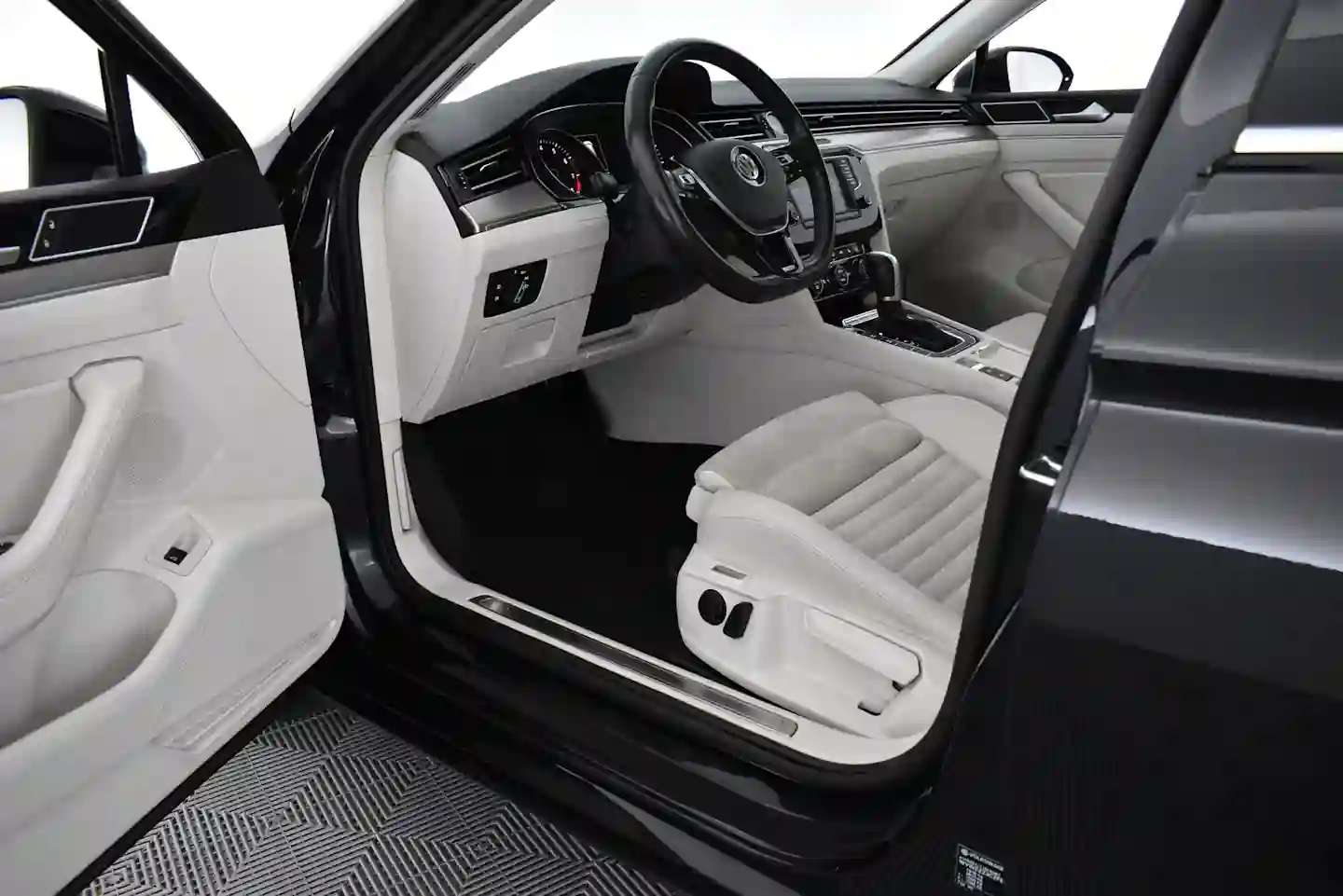 Car Image - 2WUqjJxNvNTb2IpkZjJCW4