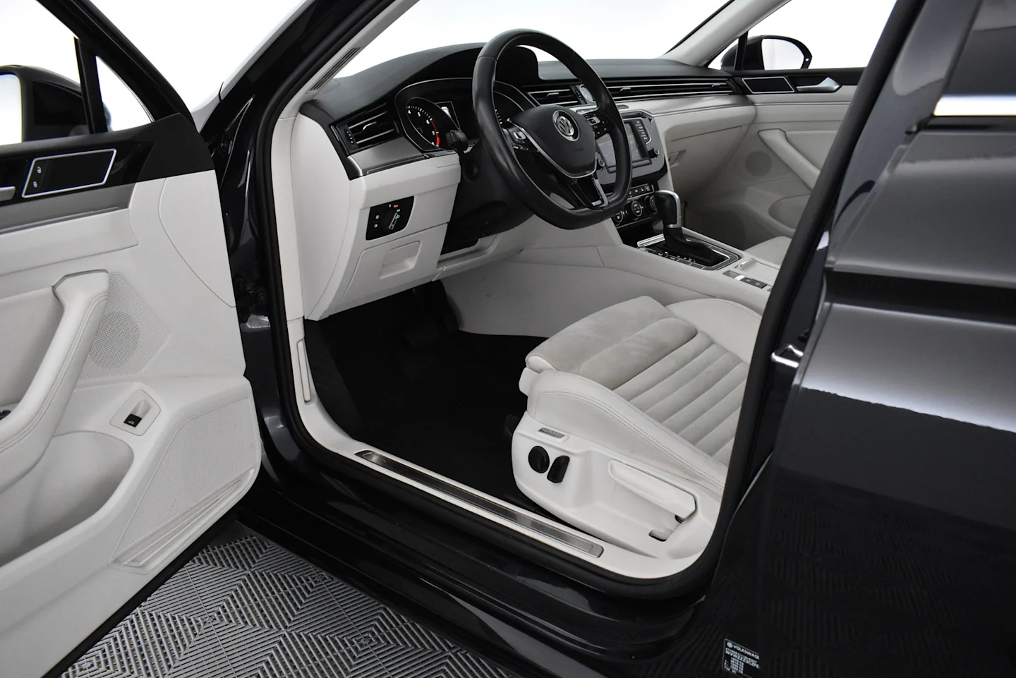 Car Image - 2WUqjJxNvNTb2IpkZjJCW4