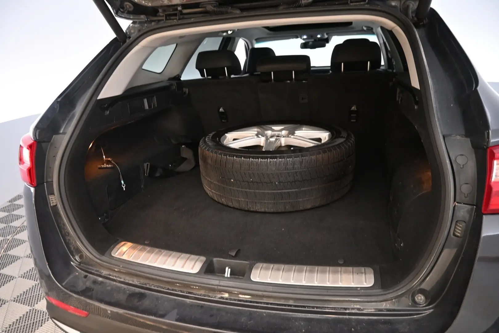 Car Image - 2iKhYbbW1Hu2n5Qz9ydLwJ