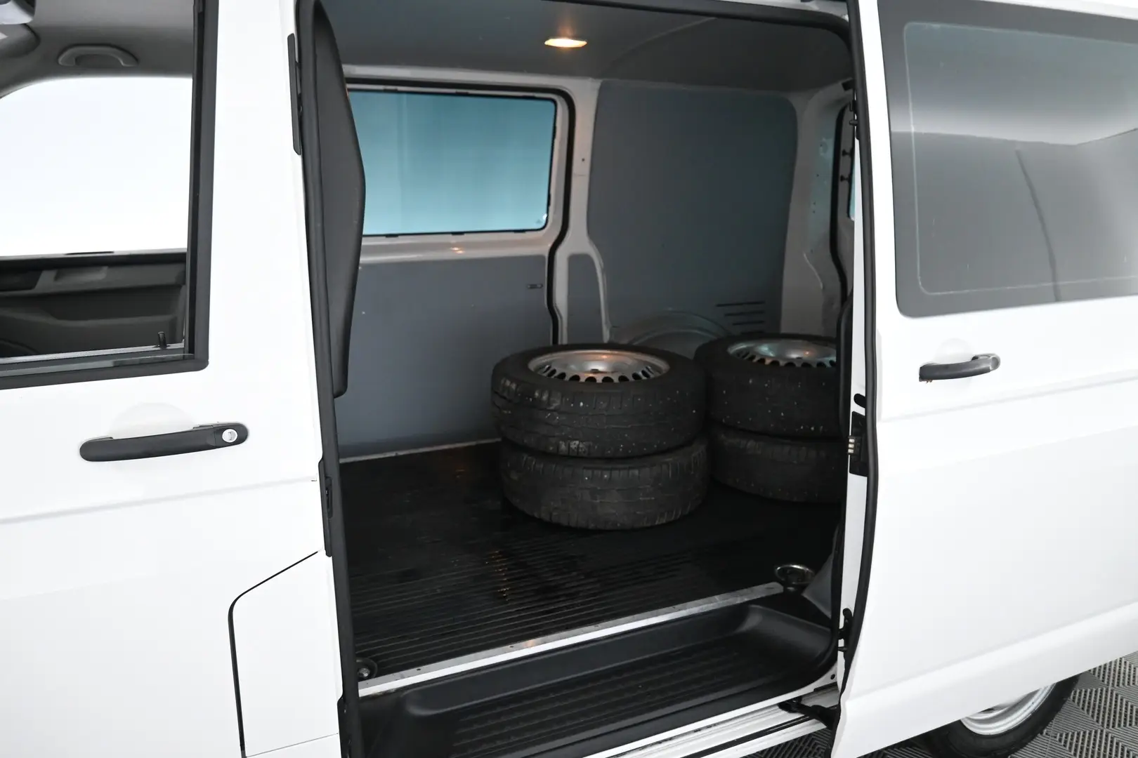 Car Image - AOCwEuwV8adroO3NOK2hh