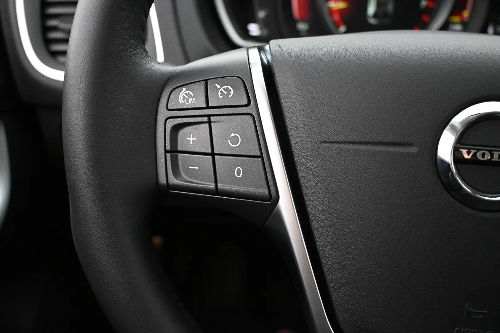Car Image - 4hMAA9BLCm6r8kfdQhMHx2