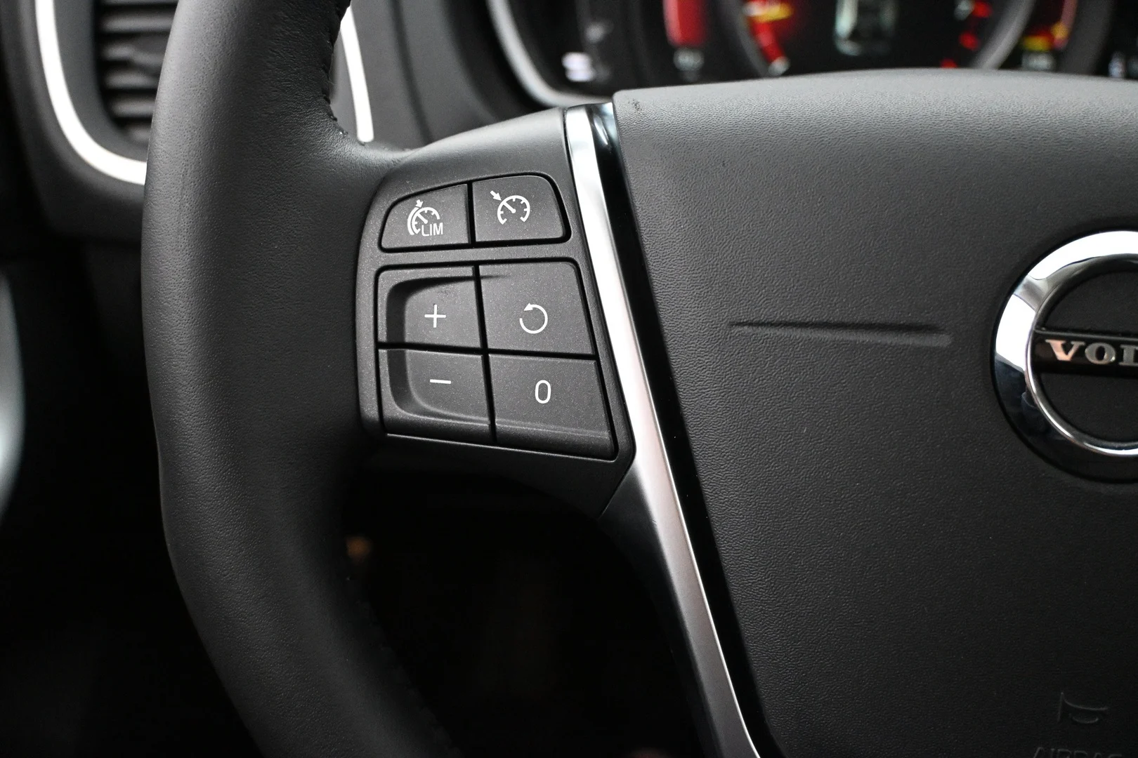 Car Image - 4hMAA9BLCm6r8kfdQhMHx2