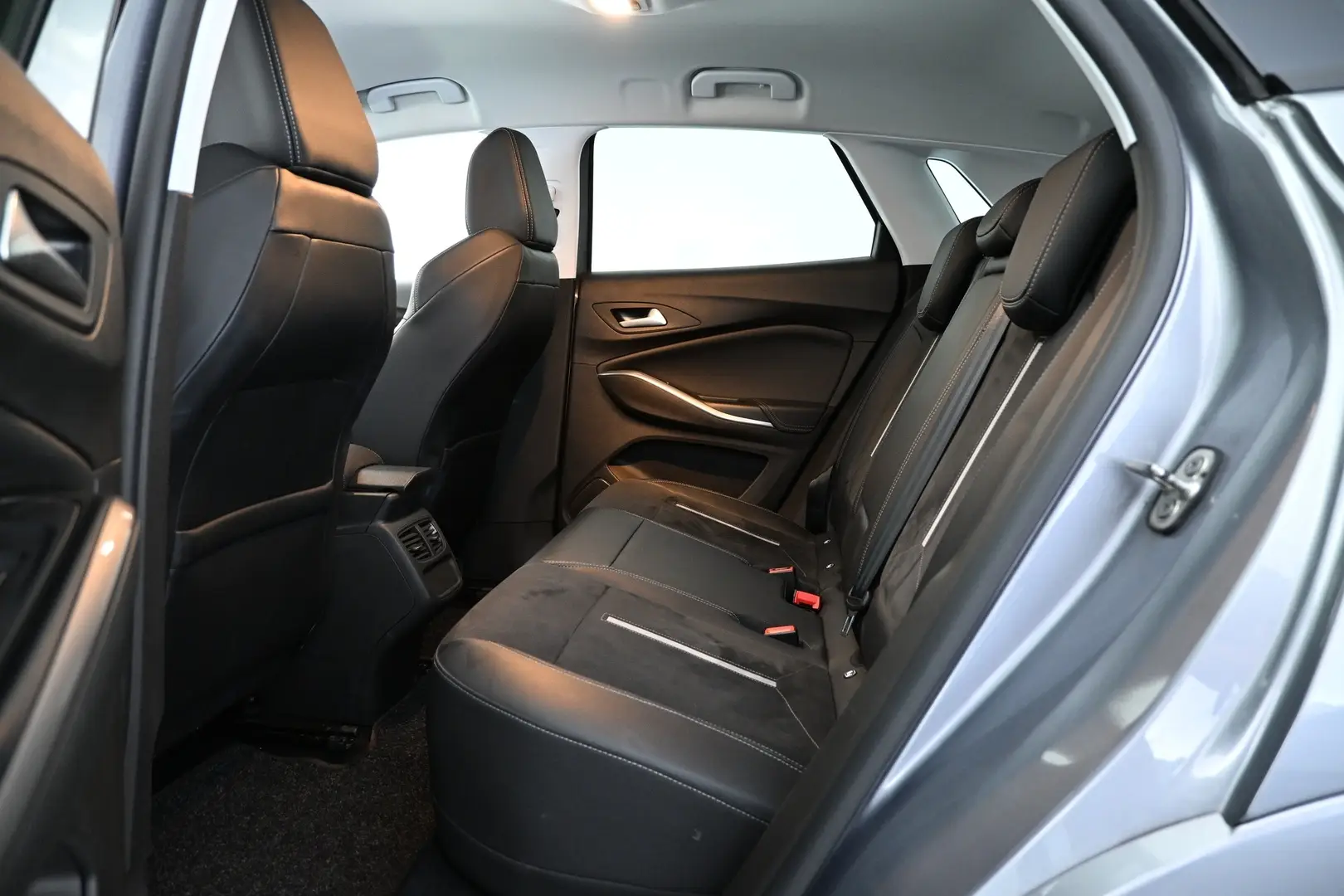 Car Image - 7fD9v5CY9l4mL6ExHWvZZN