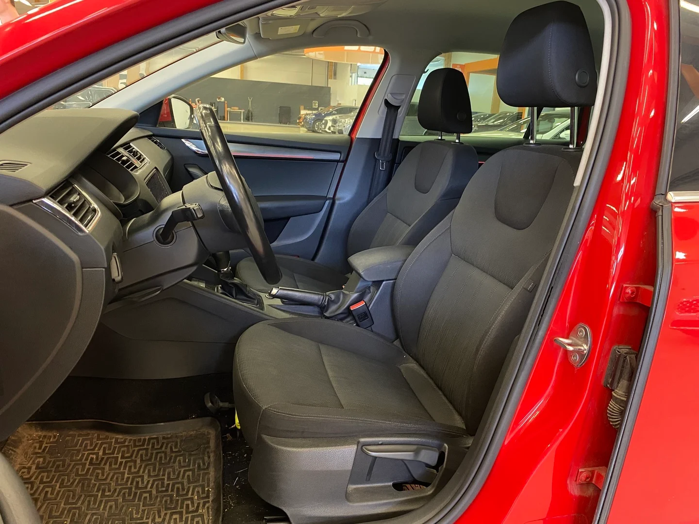 Car Image - 4iMJpscrkhMcuzCYb6c4Hz
