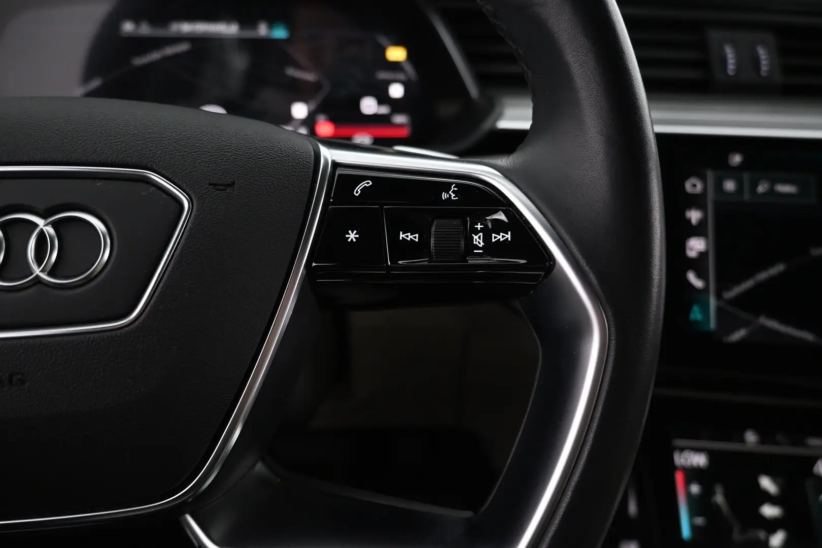 Car Image - 374CIl4GnTDsLr9HBTC0RS