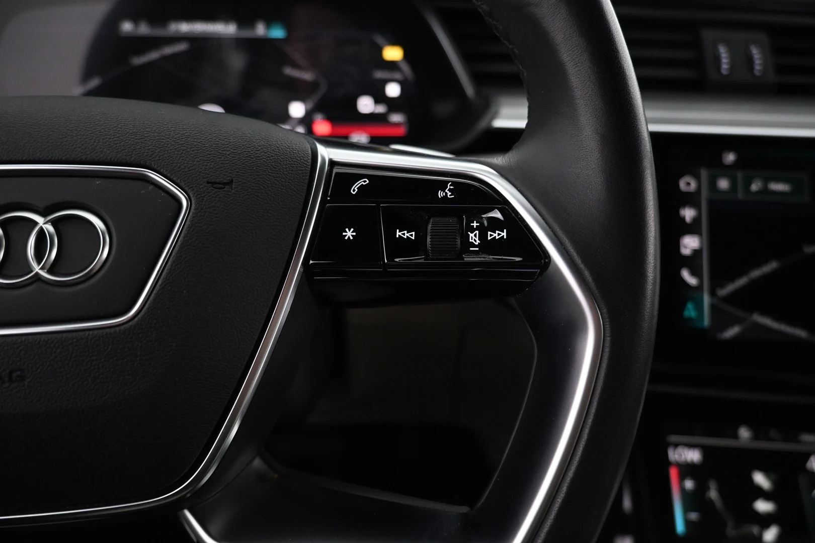 Car Image - 374CIl4GnTDsLr9HBTC0RS
