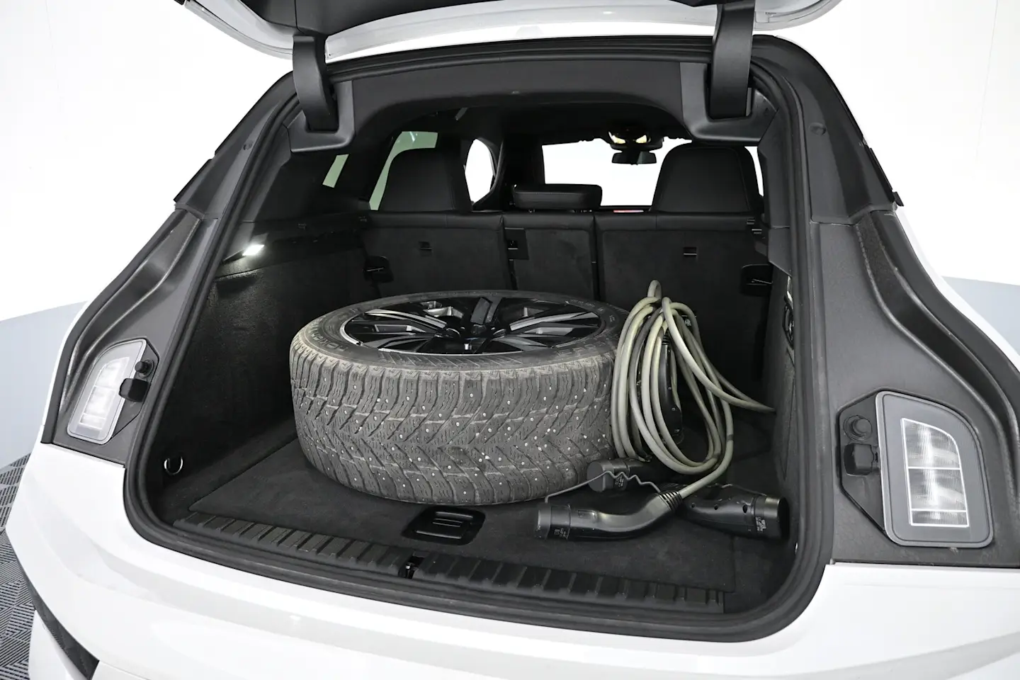 Car Image - N63FfwqNESULjJYM7nKS1