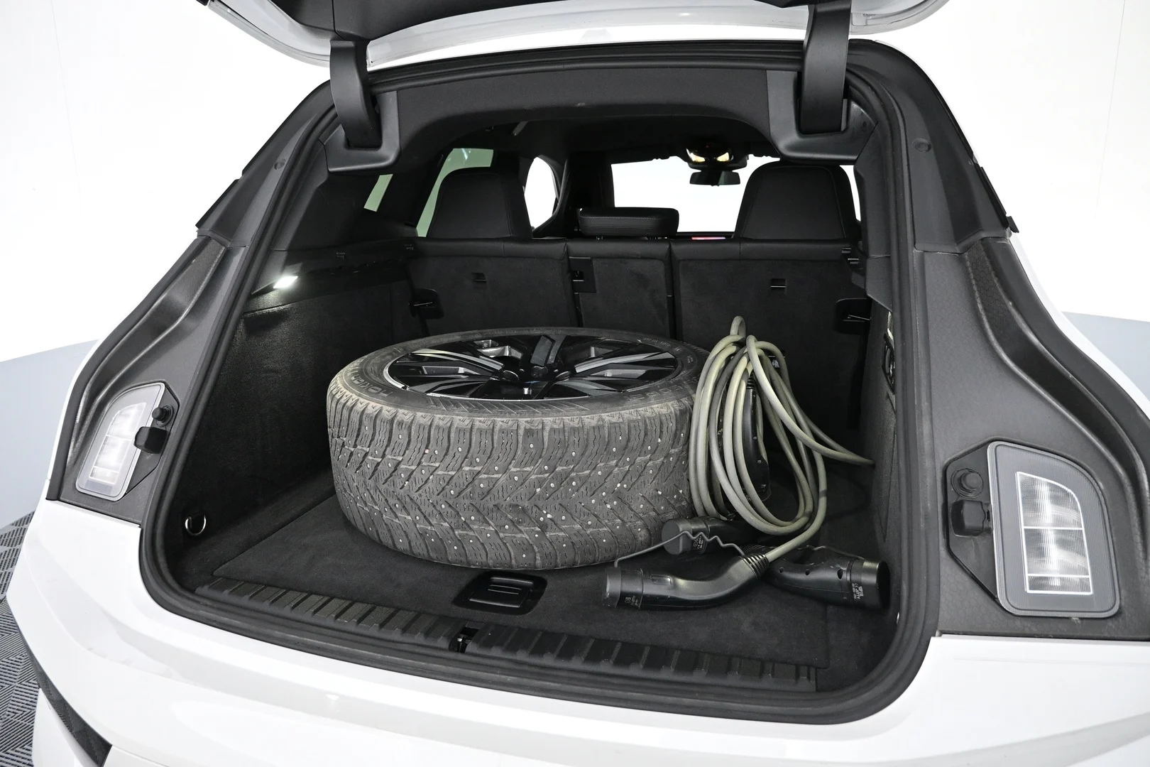 Car Image - N63FfwqNESULjJYM7nKS1