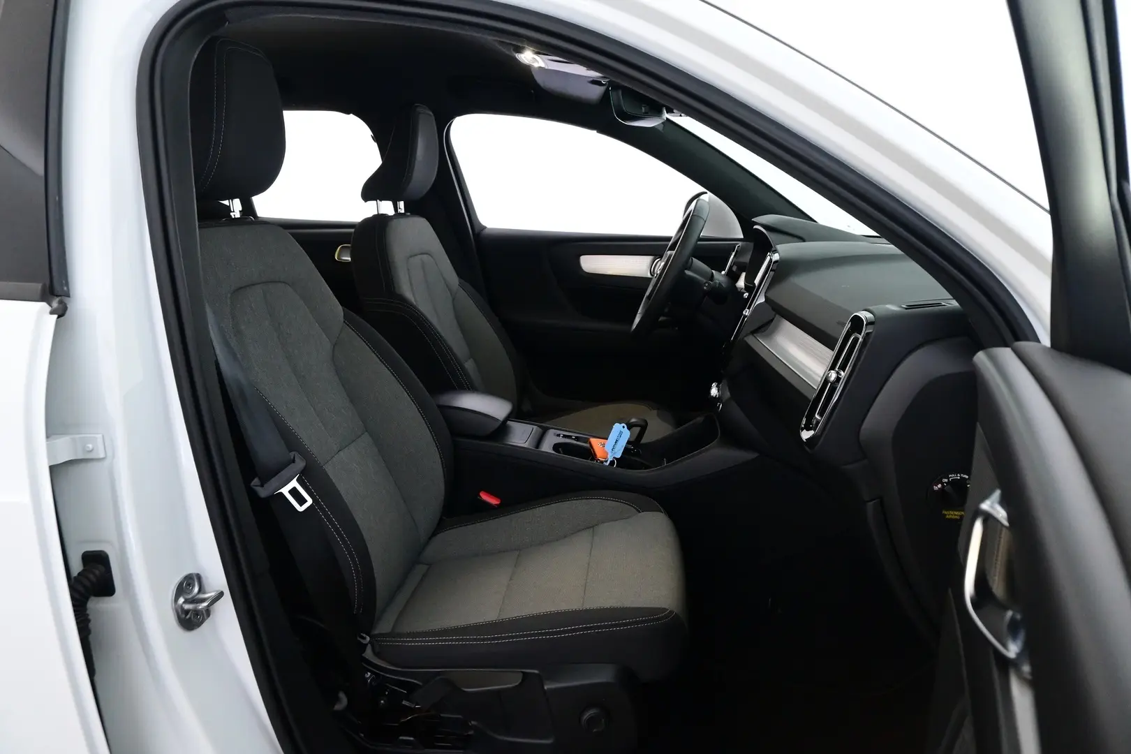 Car Image - KH1re8yu03QPWkfLW8P14