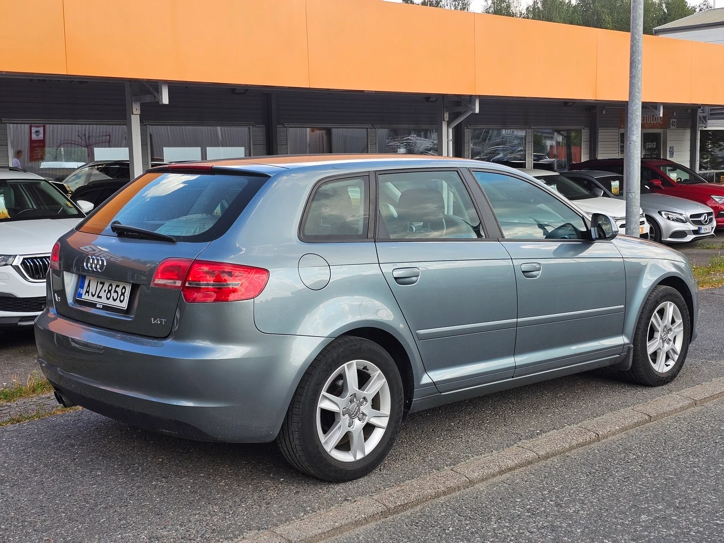 Car Image - 1YBSj29vuMr0rDgeyiqKqM