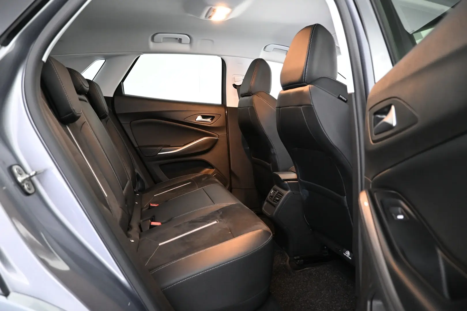 Car Image - 7fD9v5CY9l4mL6ExHWvZZN