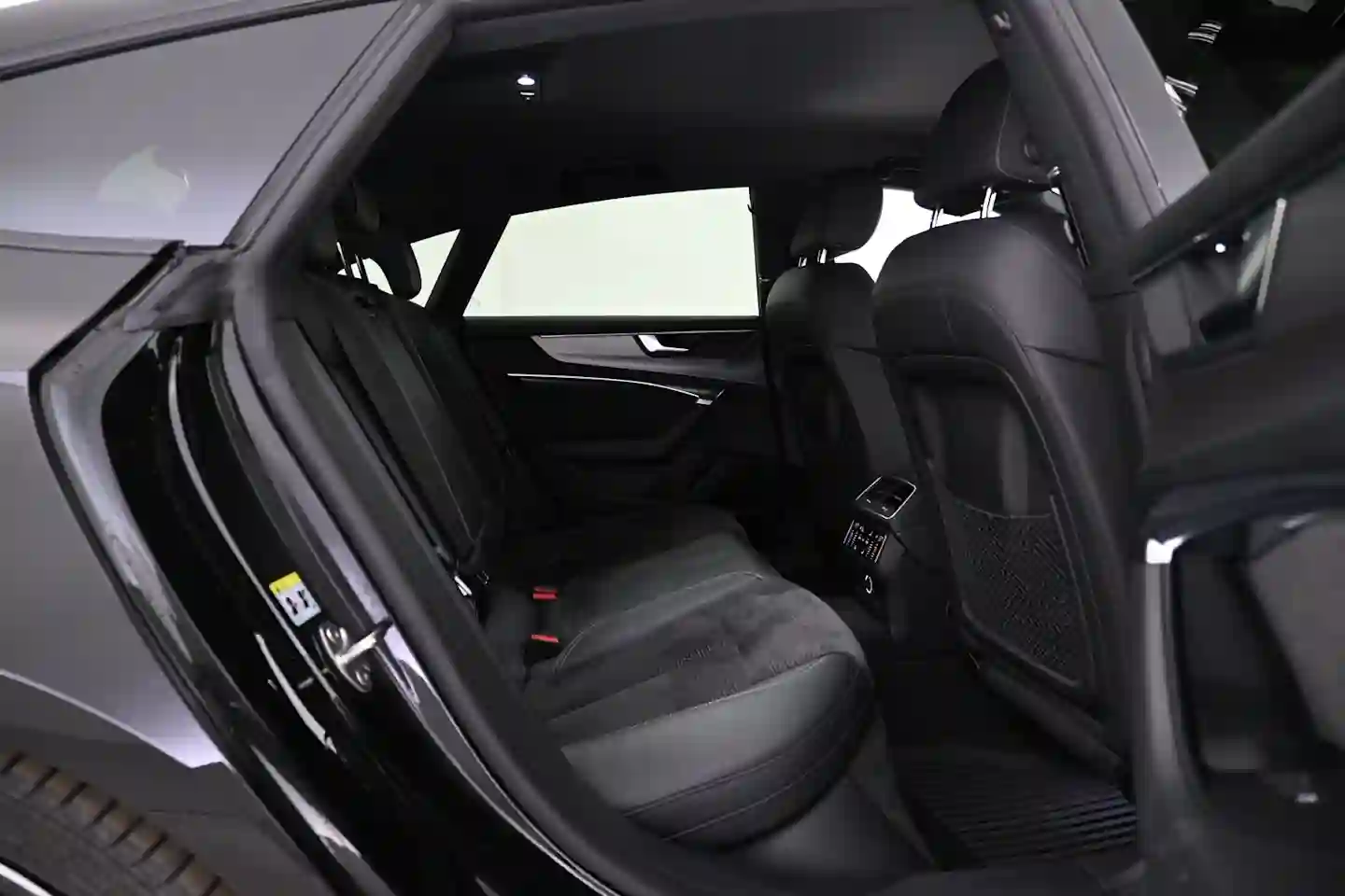 Car Image - DQGC945X4wOgbmkW1apdb
