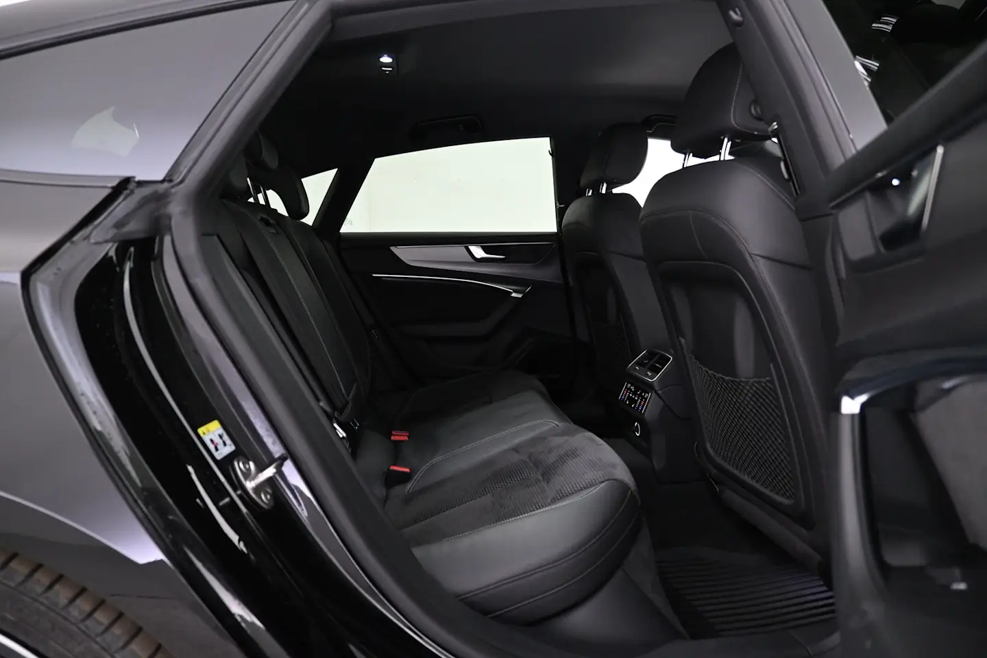 Car Image - DQGC945X4wOgbmkW1apdb