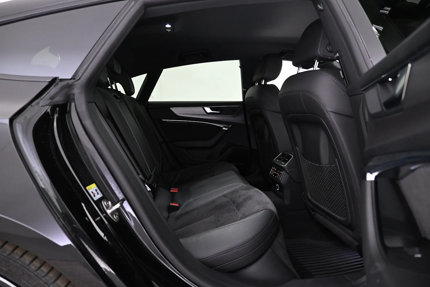 Car Image - DQGC945X4wOgbmkW1apdb