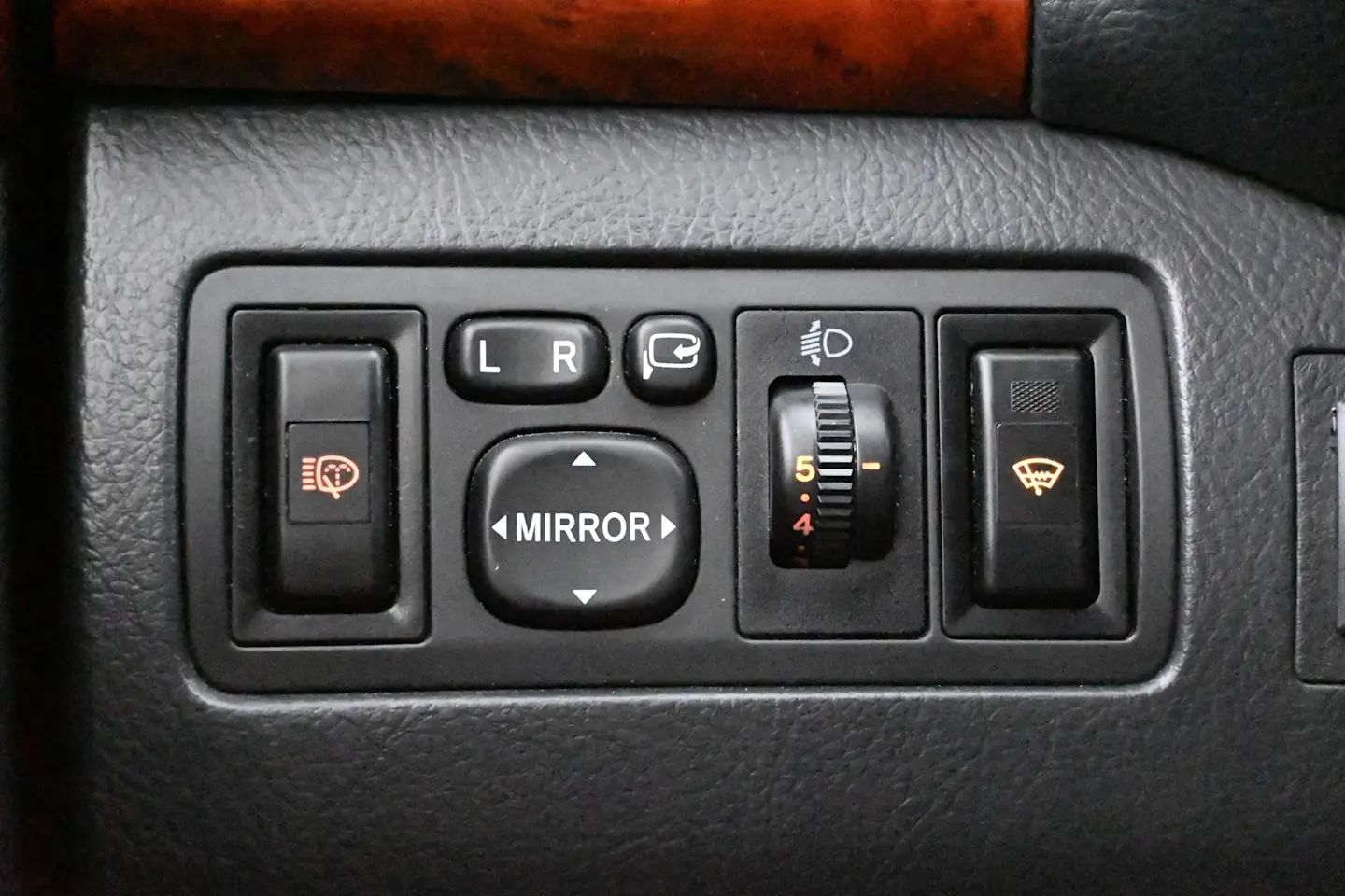 Car Image - 4uJzEmBPRLifdO9qNO5eUN