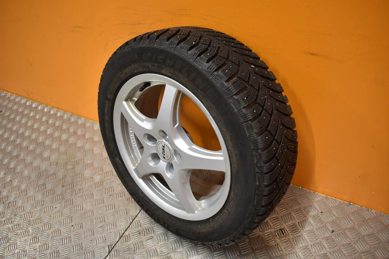 Car Image - 3I65Oqm6F3ZnylpySXjcoQ