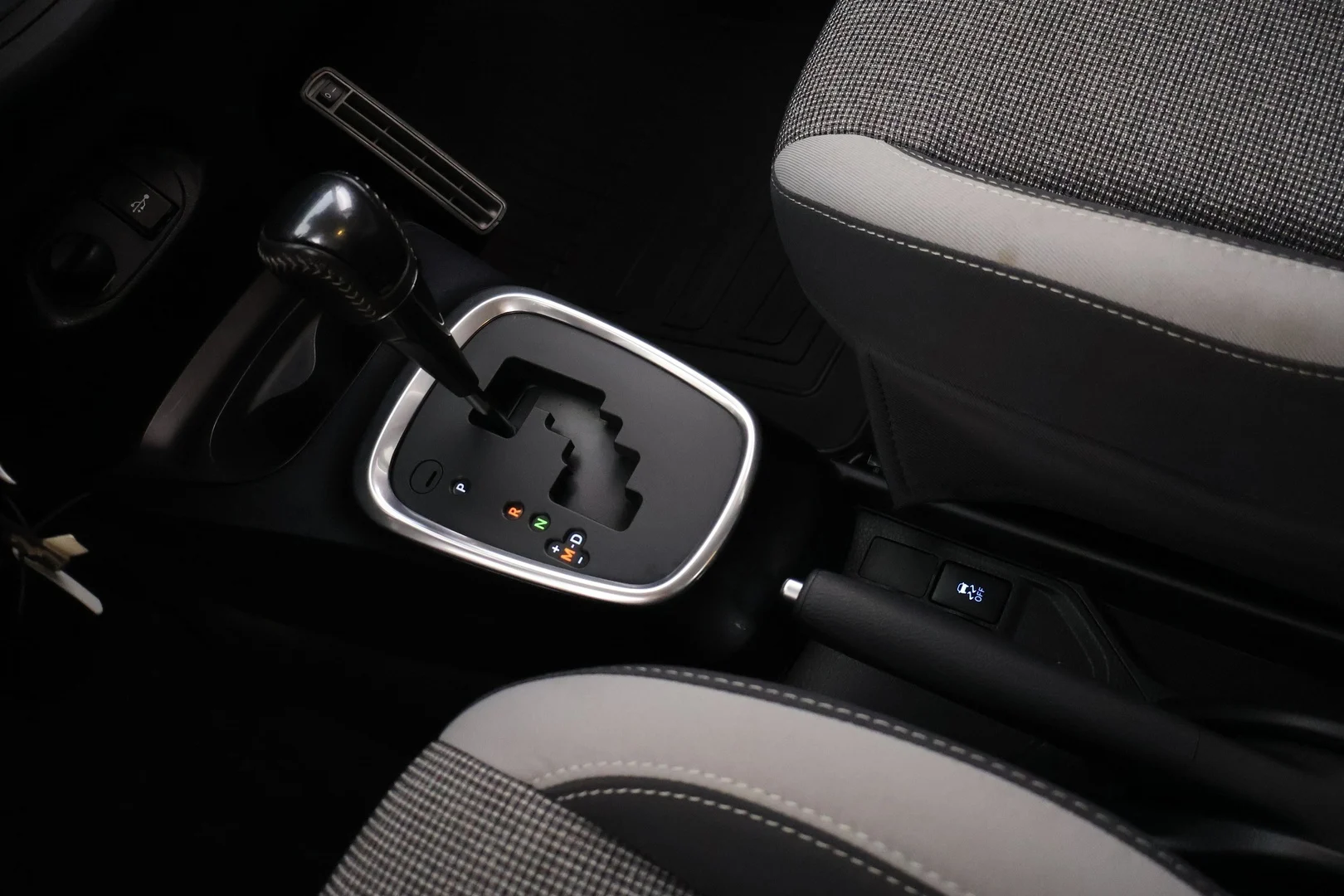 Car Image - 1FVcUnLmlvrwfTcT0AwLPe