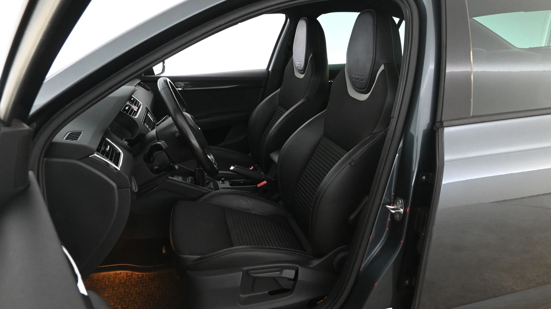 Car Image - 3BfciMCQhycyIwNeEGBNHw