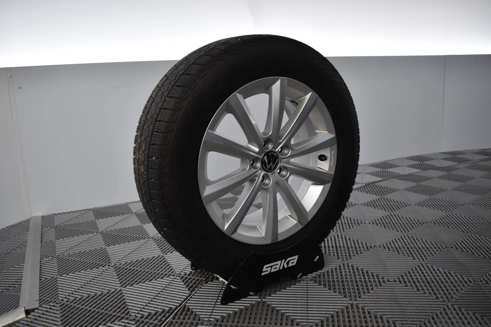 Car Image - 7wnYBNxSlCVZocsAQA8XK7