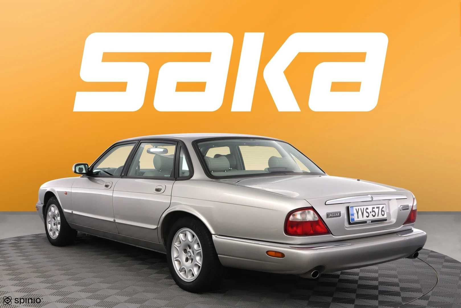 Car Image - FwyJT6Ga9AAlmVO8qm1Q8