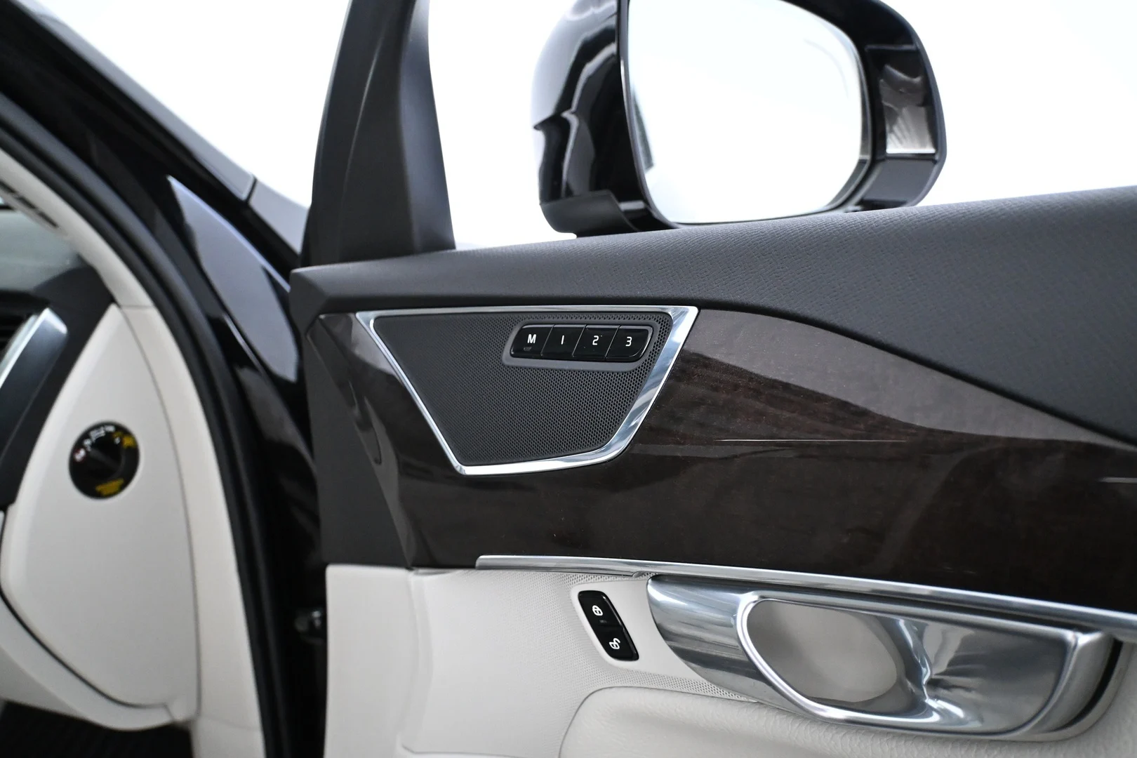 Car Image - 4MWaPqhFqCEXgivToA7tHR