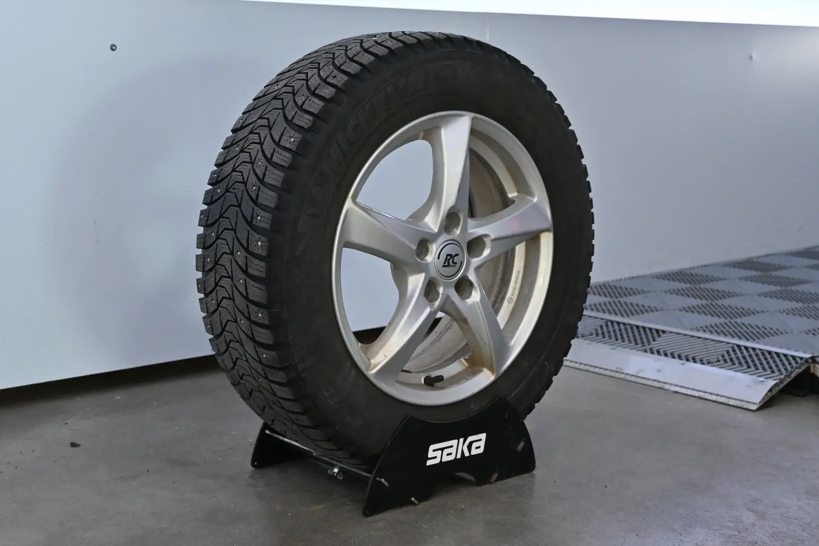 Car Image - 7orpfEMdGpuRieWXSZ9plI