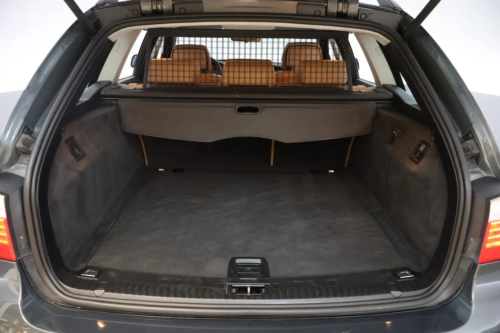 Car Image - 8kTN42r3JTpYHMjQ8x1bT