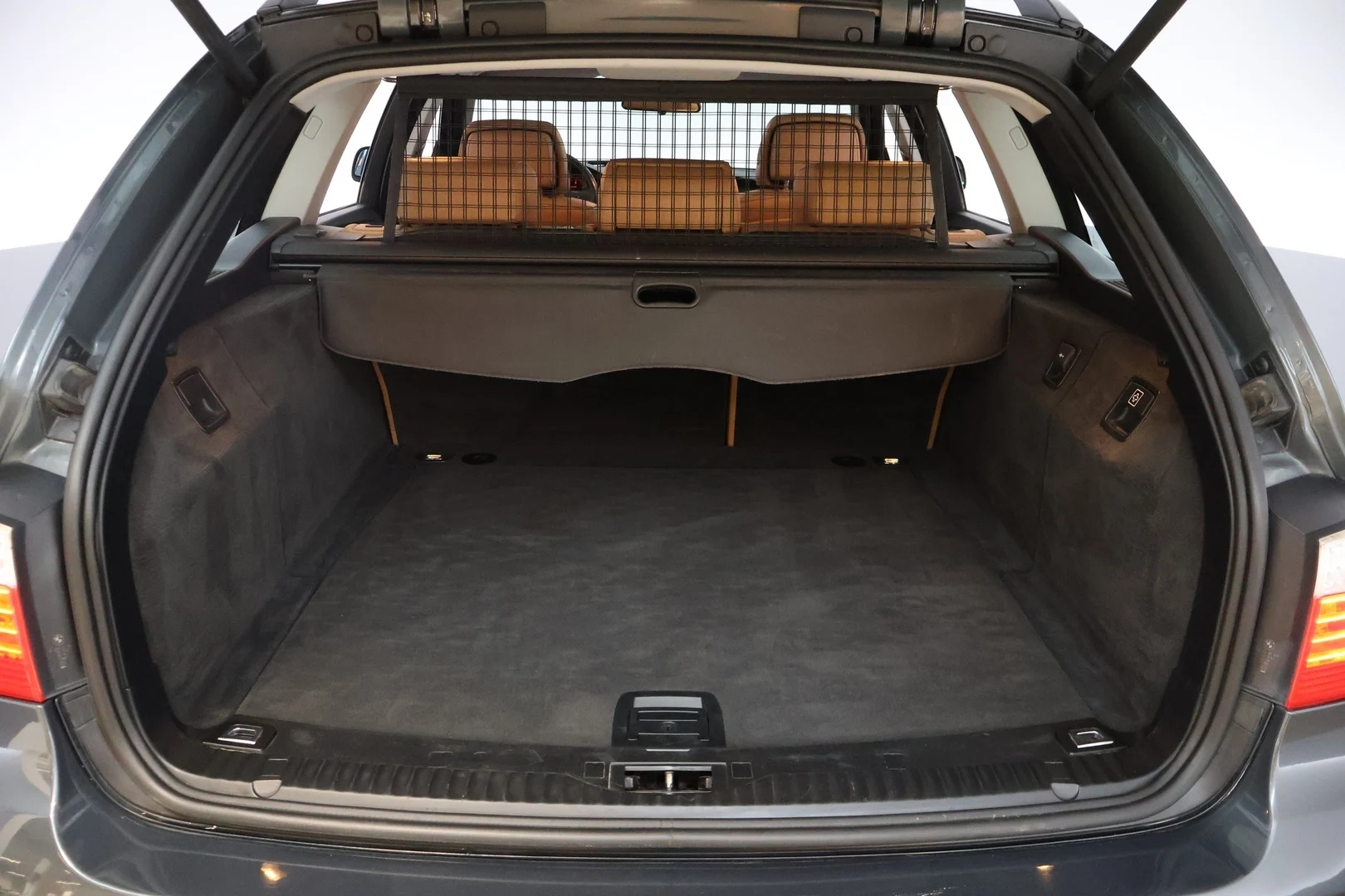 Car Image - 8kTN42r3JTpYHMjQ8x1bT