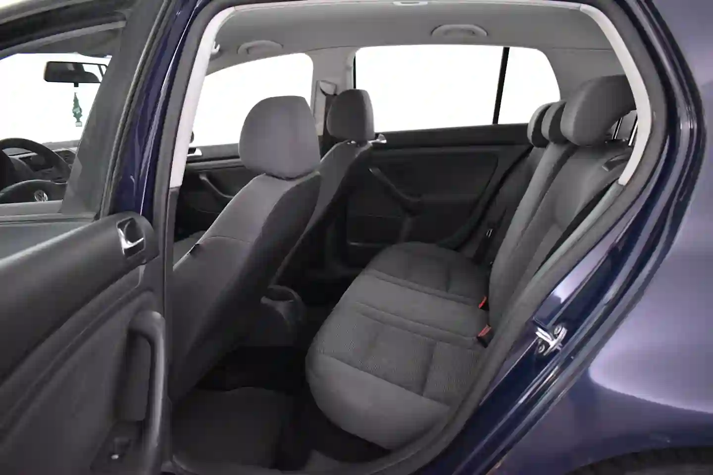Car Image - 4AMNlYKVuVzvy24YqWlzeW