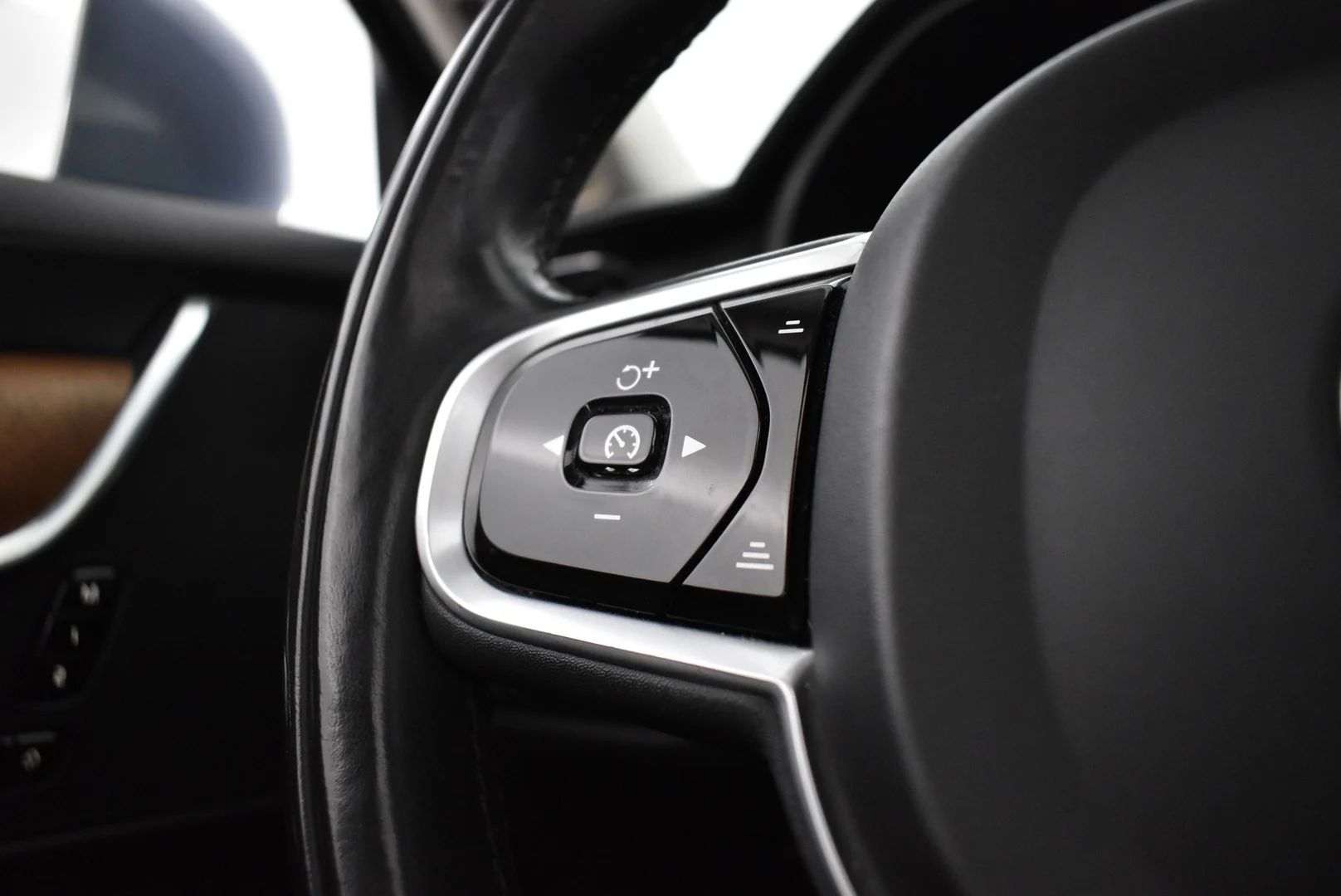 Car Image - 44kxJzRqzvbMQyrDeUxTIZ