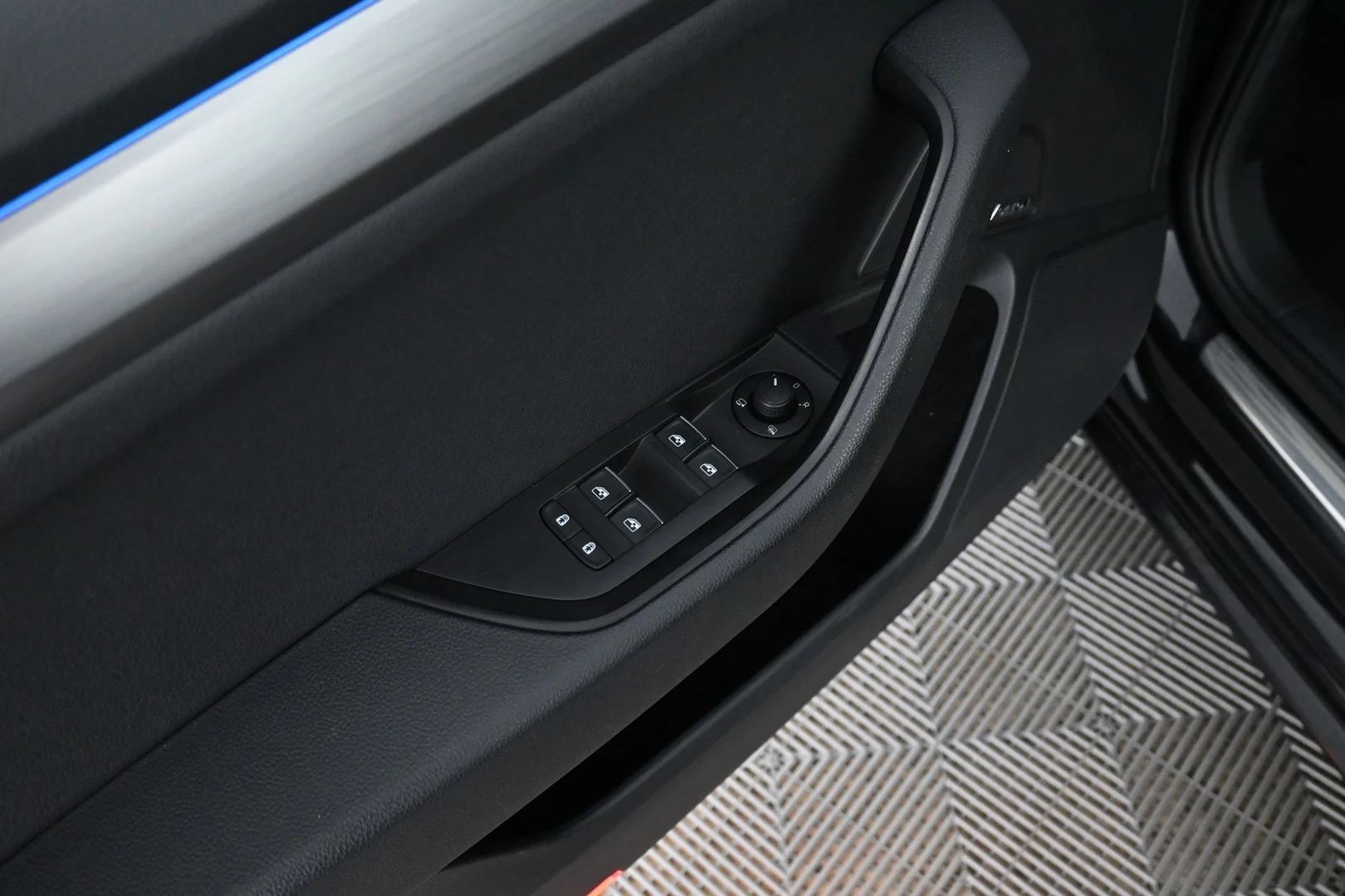 Car Image - XFqPcnxTenJJxIBYXoLVR