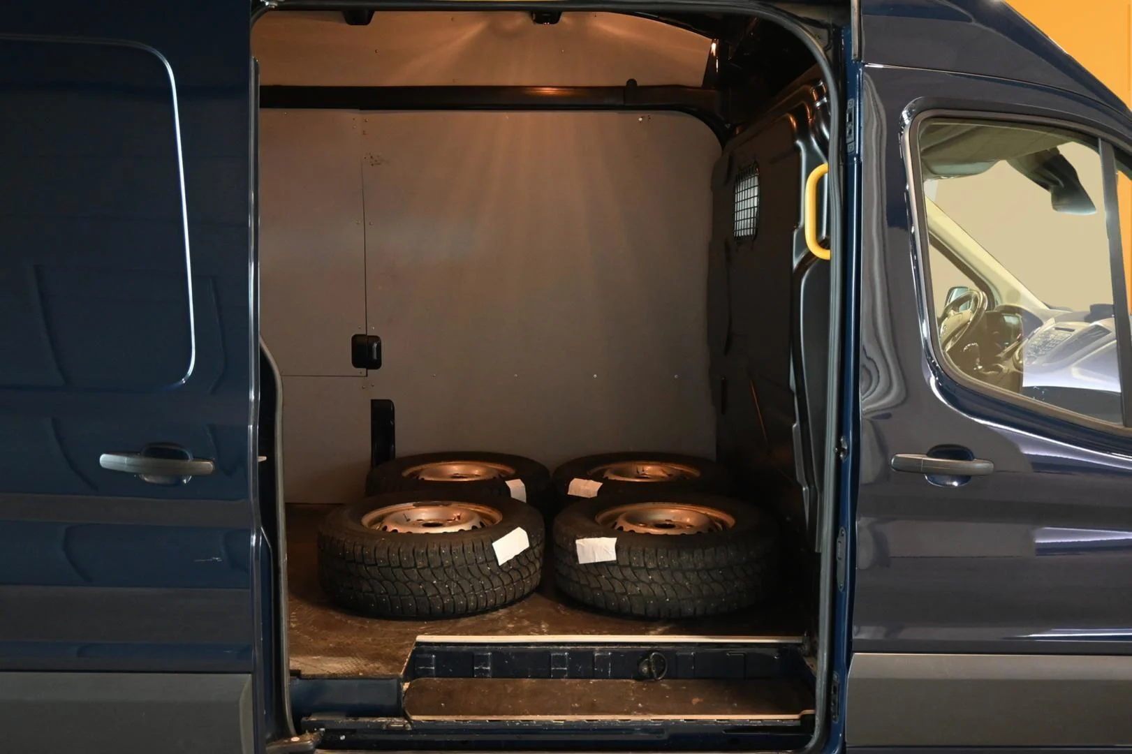 Car Image - 3HhVVMbJmLoK4Nq5mFLxqK