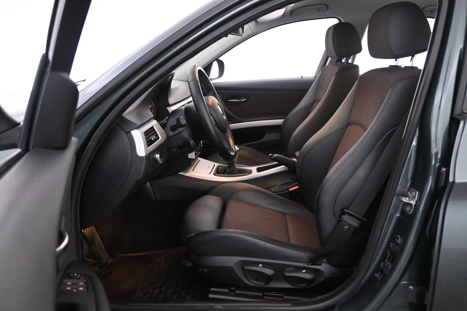 Car Image - 14RqUd3JJGyKiU7n9ujXxF
