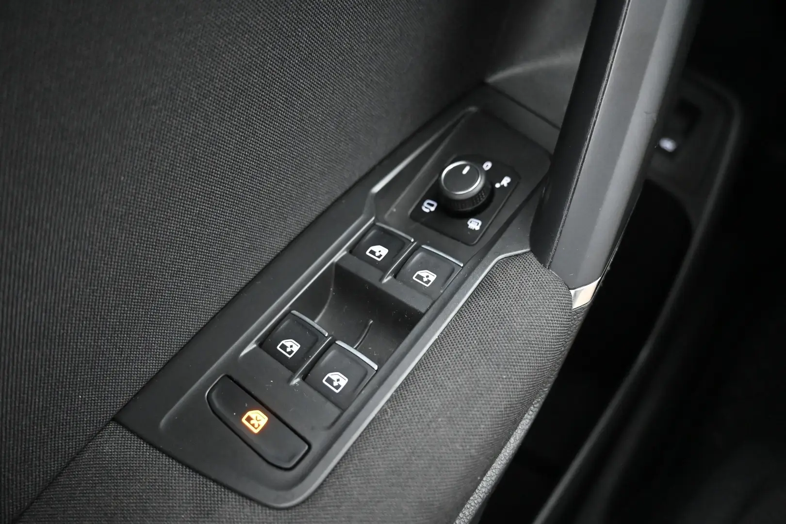 Car Image - 2Lo66UZKFpDlumonoHXi0G