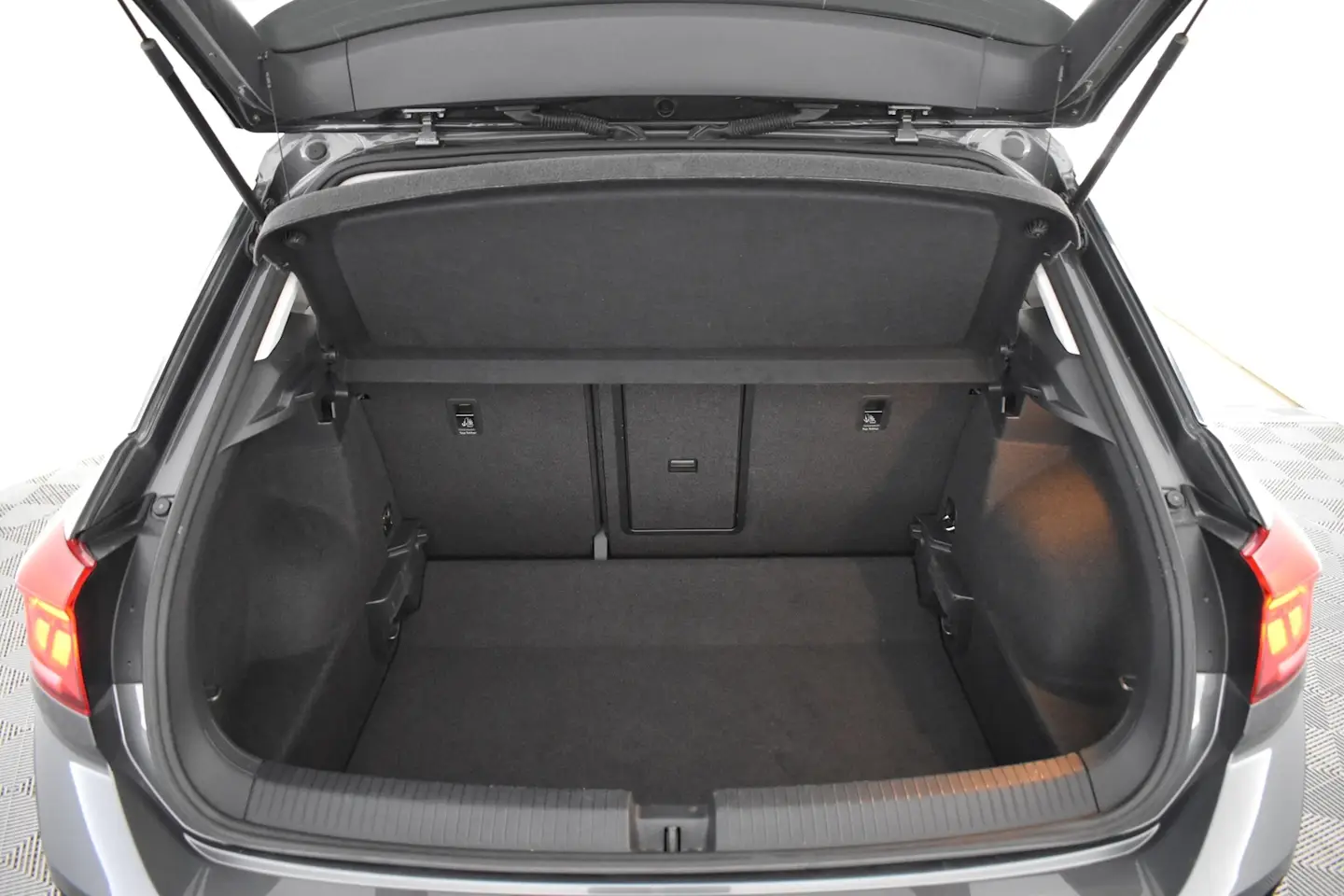 Car Image - 2kiwHKR5TmNsJbwwJdTpy2