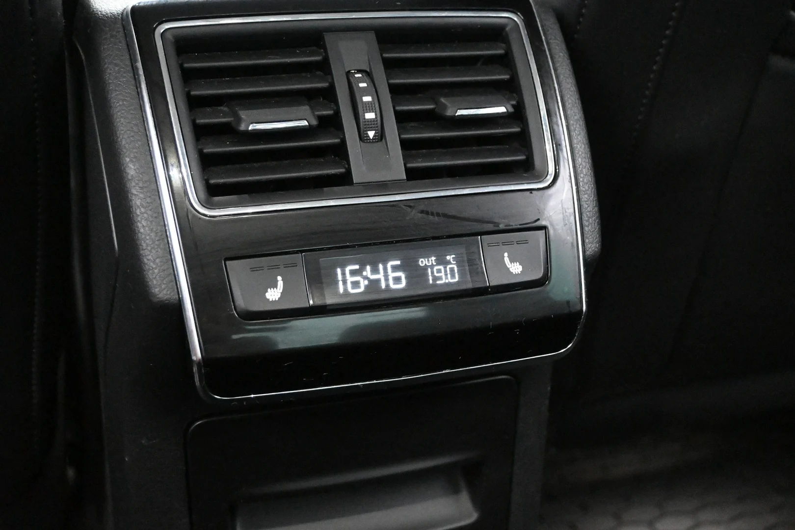 Car Image - gL70p8O1LgRdxLnnQ3AeD