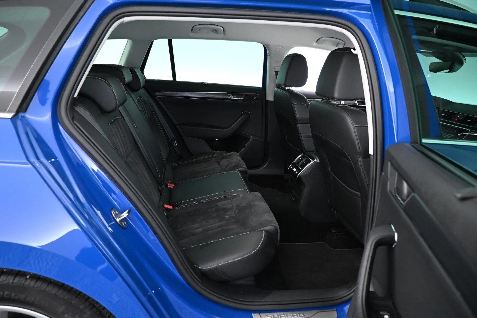 Car Image - 5jxPgzfrXf9zCUWUj6dKwH