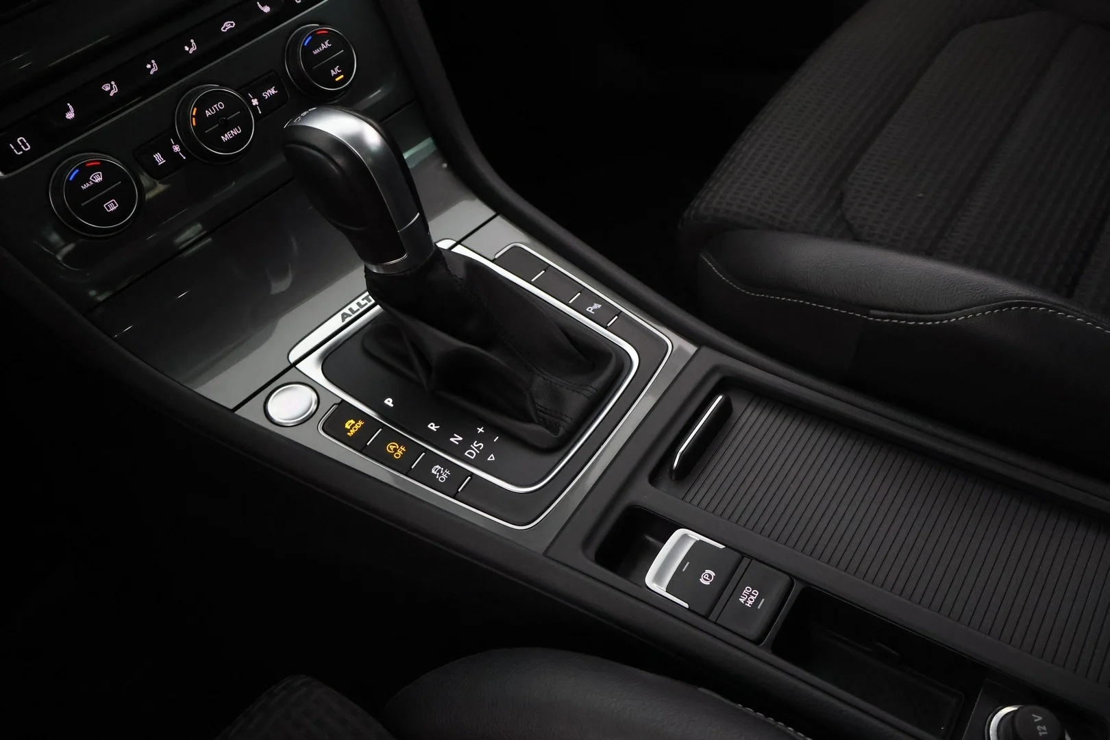 Car Image - ysQiXSTkCBkzJlX29kRBF
